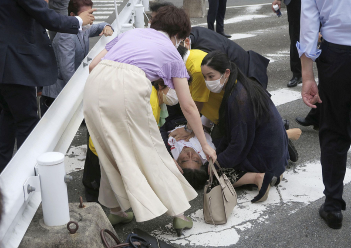 Video hiện trường cựu Thủ tướng Nhật Bản Abe Shinzo bị tấn công - 3