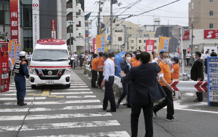 Video hiện trường cựu Thủ tướng Nhật Bản Abe Shinzo bị tấn công - 2