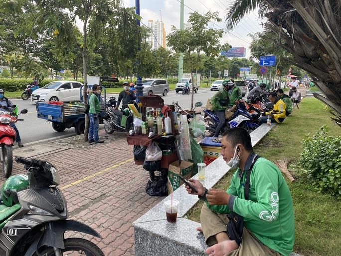 Grab phụ thu phí nắng nóng, khách hàng 'sốc nặng' - 1