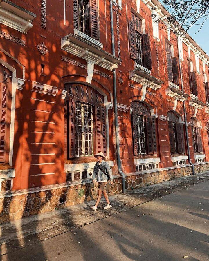 Điểm check-in nổi bật với kiến trúc cổ kính xen lẫn Âu - Á giữa lòng phố Huế - 10