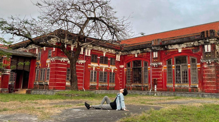 Điểm check-in nổi bật với kiến trúc cổ kính xen lẫn Âu - Á giữa lòng phố Huế - 2