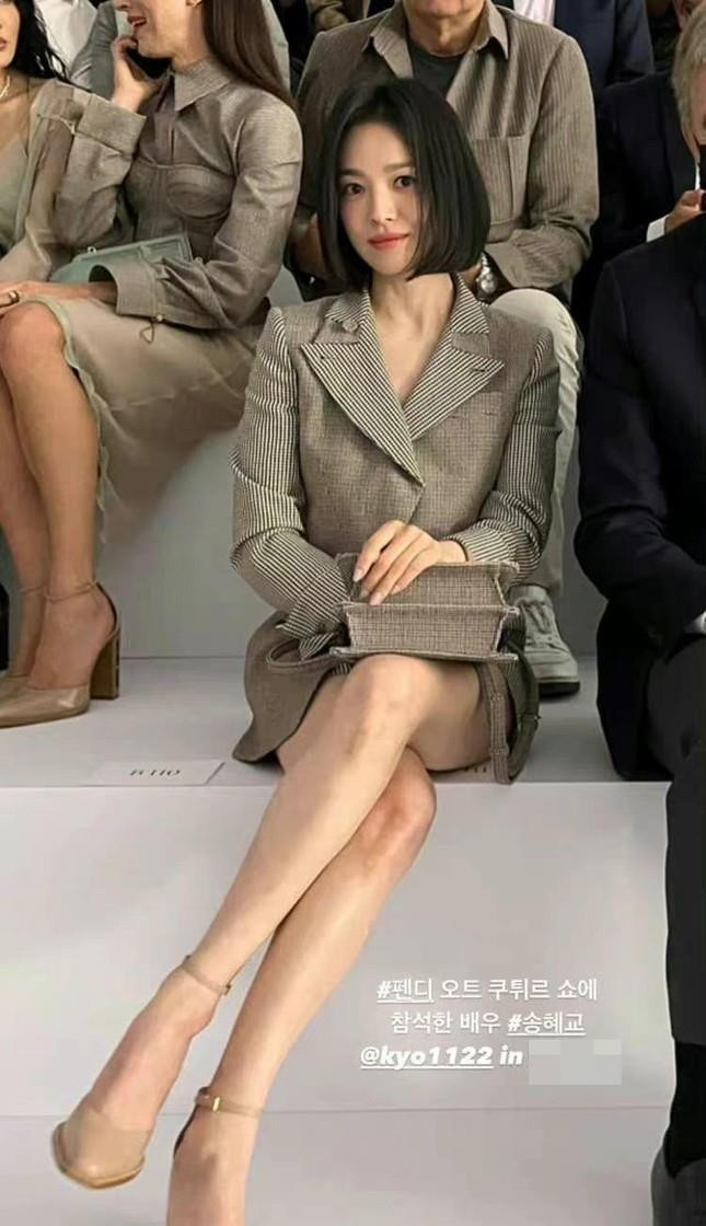 Đôi chân gầy gò đáng báo động của Song Hye Kyo khiến fan lo lắng - 2