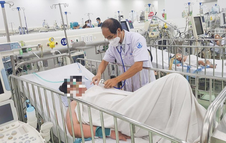 Bé trai sốc nặng, nguy kịch khi mắc sốt xuất huyết ngày thứ 3 - 2