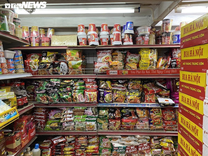 Bán thùng bia lãi 10.000 đồng, chủ tạp hóa ngao ngán vì bão giá - 2