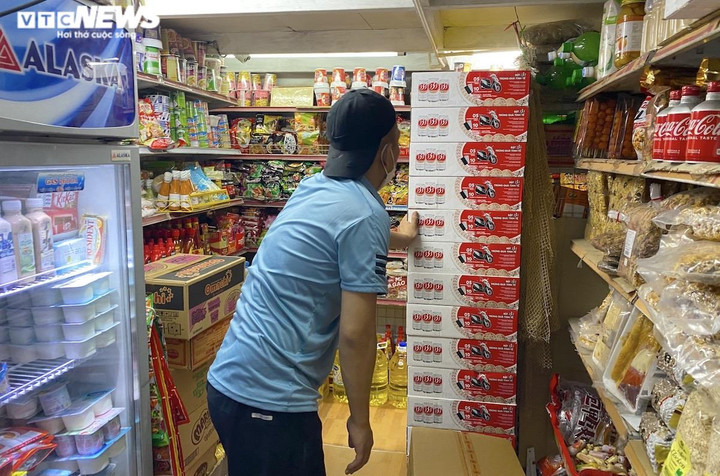 Bán thùng bia lãi 10.000 đồng, chủ tạp hóa ngao ngán vì bão giá - 1