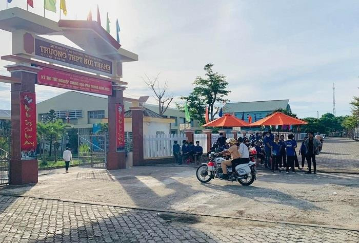 Xe bị thủng lốp, thí sinh được CSGT dùng xe đặc chủng 'hộ tống' đến điểm thi - 1