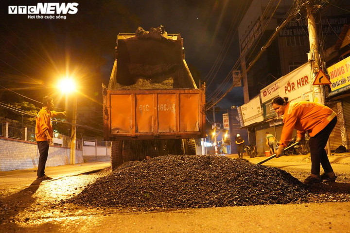 Ảnh: 'Giải cứu' mặt đường Võ Văn Ngân TP.HCM bị 'vá chằng vá đụp' sau thi công - 2