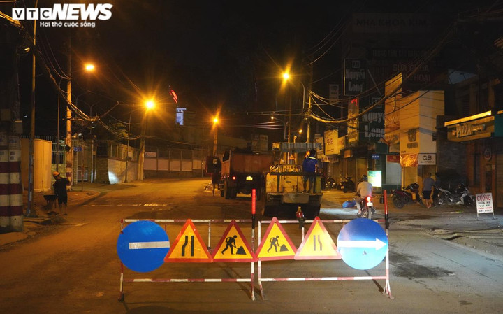 Ảnh: 'Giải cứu' mặt đường Võ Văn Ngân TP.HCM bị 'vá chằng vá đụp' sau thi công - 1