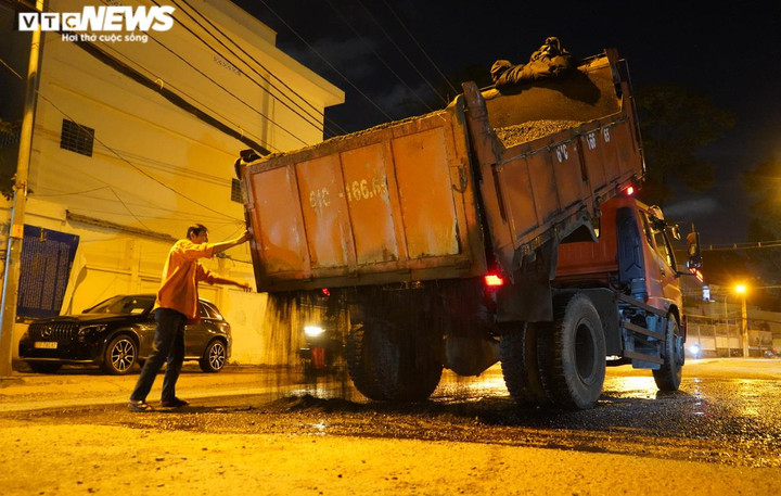 Ảnh: 'Giải cứu' mặt đường Võ Văn Ngân TP.HCM bị 'vá chằng vá đụp' sau thi công - 10