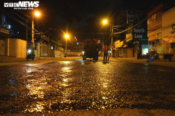 Ảnh: 'Giải cứu' mặt đường Võ Văn Ngân TP.HCM bị 'vá chằng vá đụp' sau thi công - 4