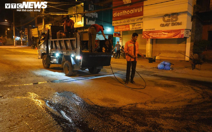 Ảnh: 'Giải cứu' mặt đường Võ Văn Ngân TP.HCM bị 'vá chằng vá đụp' sau thi công - 5