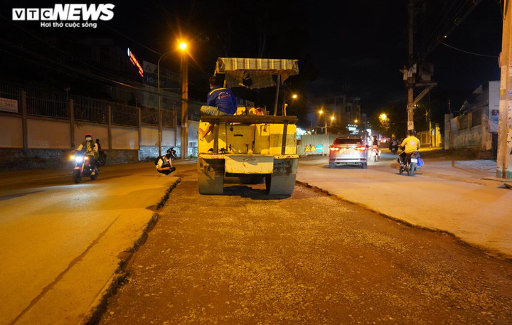 Ảnh: 'Giải cứu' mặt đường Võ Văn Ngân TP.HCM bị 'vá chằng vá đụp' sau thi công - 3