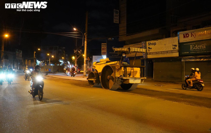 Ảnh: 'Giải cứu' mặt đường Võ Văn Ngân TP.HCM bị 'vá chằng vá đụp' sau thi công - 9