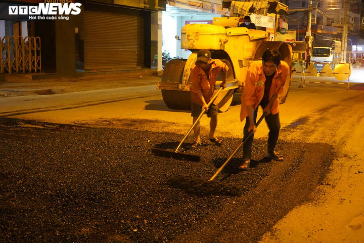 Ảnh: 'Giải cứu' mặt đường Võ Văn Ngân TP.HCM bị 'vá chằng vá đụp' sau thi công - 6
