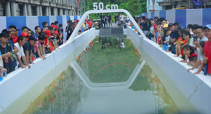 Chiêm ngưỡng VF e34 ngâm mình sâu nửa mét dưới nước tại sự kiện xếp hình - 1