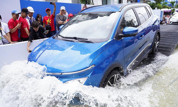 Chiêm ngưỡng VF e34 ngâm mình sâu nửa mét dưới nước tại sự kiện xếp hình - 2