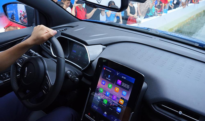 Chiêm ngưỡng VF e34 ngâm mình sâu nửa mét dưới nước tại sự kiện xếp hình - 4