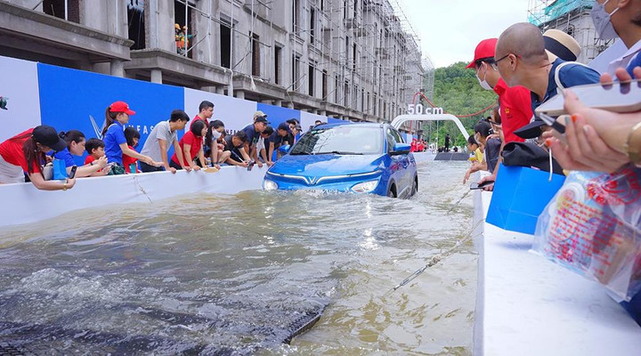 Chiêm ngưỡng VF e34 ngâm mình sâu nửa mét dưới nước tại sự kiện xếp hình - 5