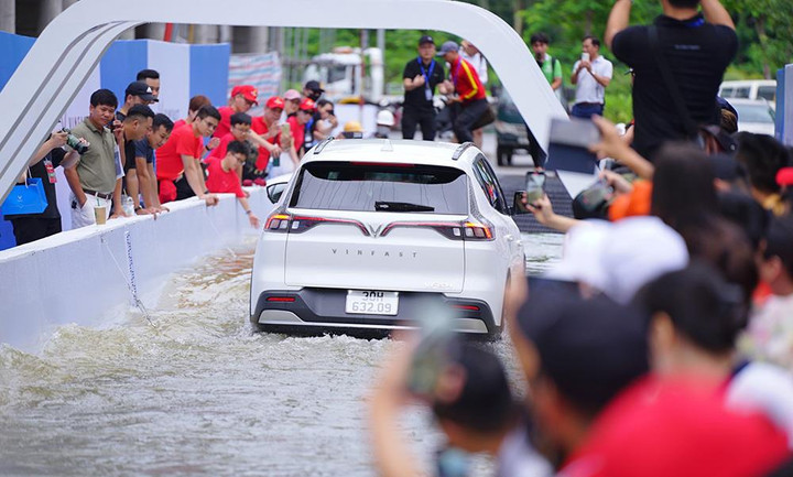 Chiêm ngưỡng VF e34 ngâm mình sâu nửa mét dưới nước tại sự kiện xếp hình - 6