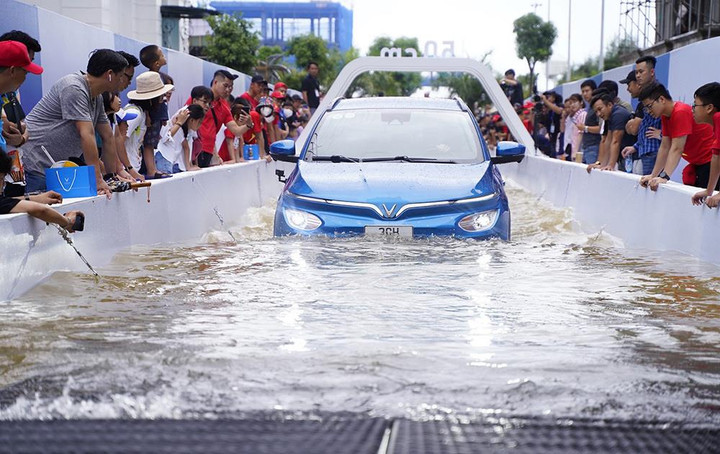 Chiêm ngưỡng VF e34 ngâm mình sâu nửa mét dưới nước tại sự kiện xếp hình - 7