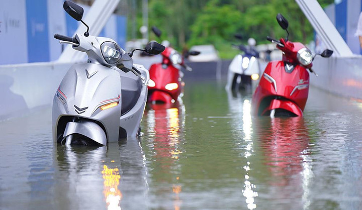 Chiêm ngưỡng VF e34 ngâm mình sâu nửa mét dưới nước tại sự kiện xếp hình - 8