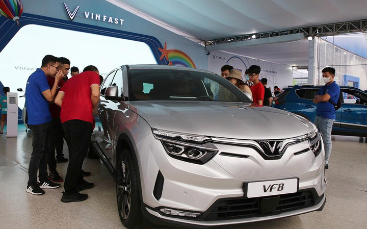 Chiêm ngưỡng VF e34 ngâm mình sâu nửa mét dưới nước tại sự kiện xếp hình - 9