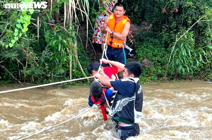 Hơn 1 giờ giải cứu 6 du khách bị mắc kẹt vì nước lũ ở Đà Nẵng - 1