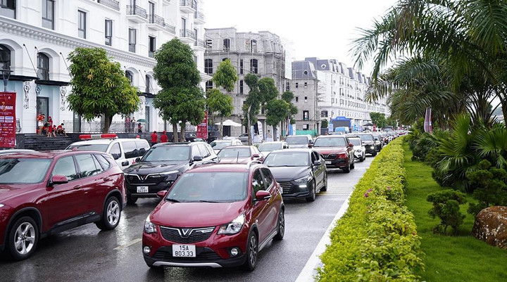 Chiêm ngưỡng VF e34 ngâm mình sâu nửa mét dưới nước tại sự kiện xếp hình - 10