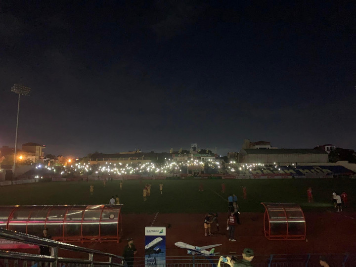 Sân mất điện gần 30 phút, CLB Thanh Hoá chia điểm với Nam Định - 2