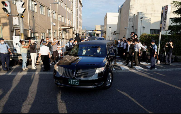 Ảnh: Xe tang đưa thi thể cố Thủ tướng Nhật Bản Abe Shinzo về Tokyo - 2