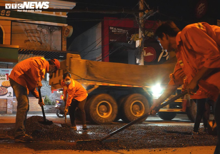 Ảnh: 'Giải cứu' mặt đường Võ Văn Ngân TP.HCM bị 'vá chằng vá đụp' sau thi công - 8