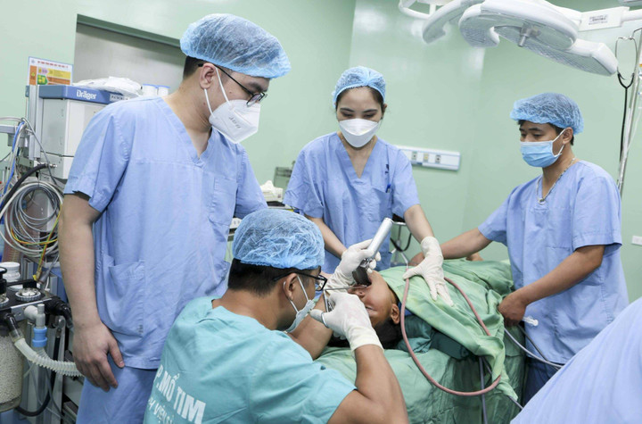 Ho ra máu, khó thở do vắt rừng ‘trốn’ trong đường hô hấp của bệnh nhi - 1