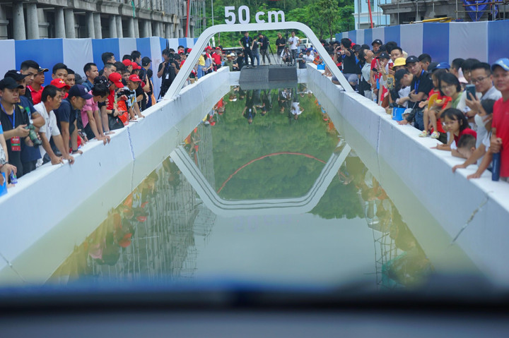 Mục sở thị VF e34 chinh phục thử thách lội nước sâu nửa mét - 1