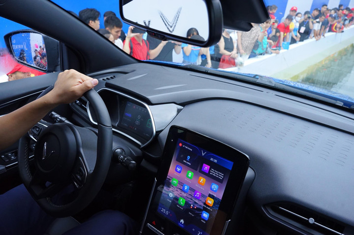 Mục sở thị VF e34 chinh phục thử thách lội nước sâu nửa mét - 3