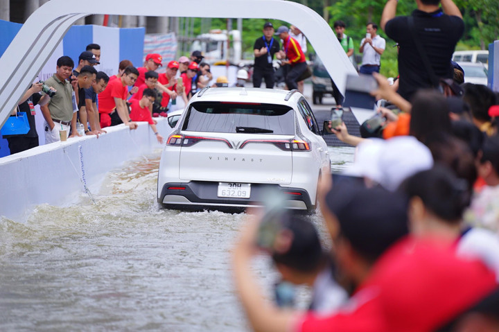 Mục sở thị VF e34 chinh phục thử thách lội nước sâu nửa mét - 5