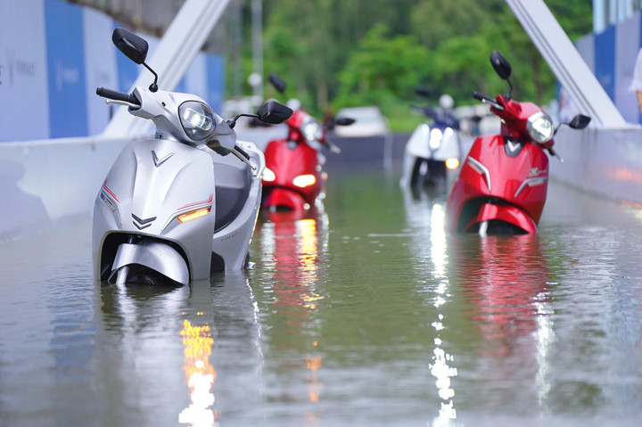 Mục sở thị VF e34 chinh phục thử thách lội nước sâu nửa mét - 7