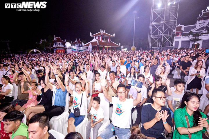 20.000 khán giả xem đại nhạc hội và màn trình diễn pháo hoa ở Đà Nẵng - 3
