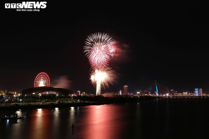 20.000 khán giả xem đại nhạc hội và màn trình diễn pháo hoa ở Đà Nẵng - 8