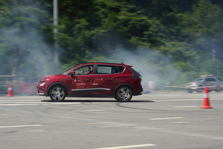 Lần đầu tại Việt Nam, các tay đua xe tranh tài bằng ô tô điện - 5