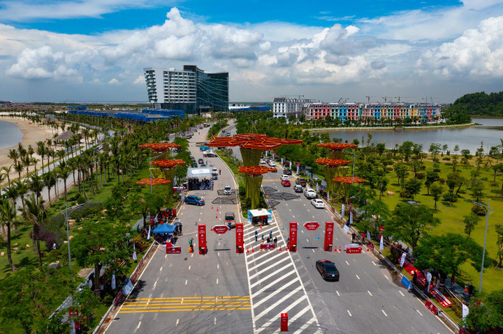 Lần đầu tại Việt Nam, các tay đua xe tranh tài bằng ô tô điện - 1