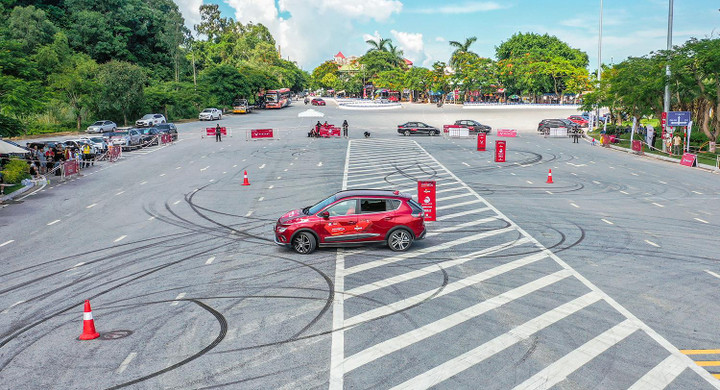 Lần đầu tại Việt Nam, các tay đua xe tranh tài bằng ô tô điện - 3