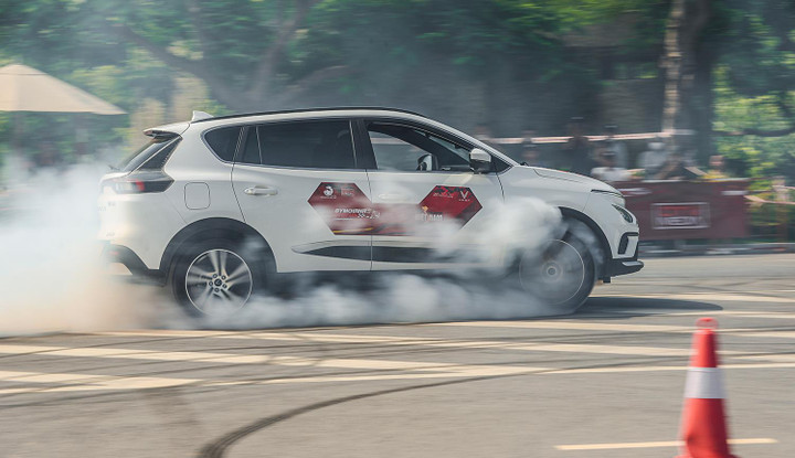 Lần đầu tại Việt Nam, các tay đua xe tranh tài bằng ô tô điện - 4