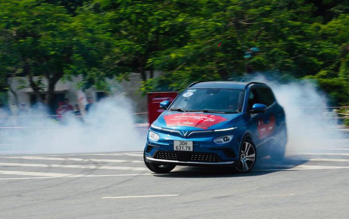 Lần đầu tại Việt Nam, các tay đua xe tranh tài bằng ô tô điện - 8