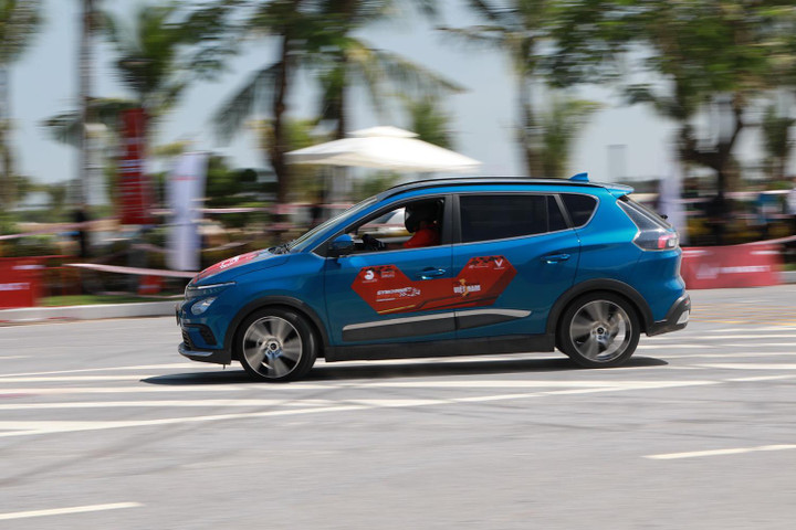 Lần đầu tại Việt Nam, các tay đua xe tranh tài bằng ô tô điện - 7