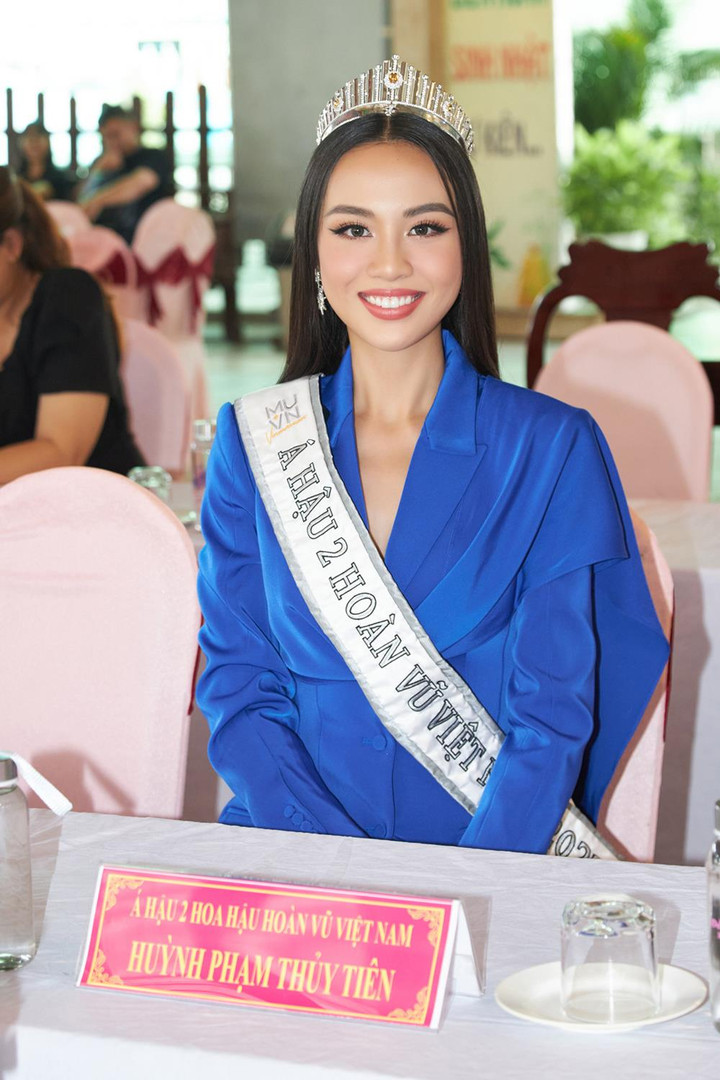 Á hậu Thuỷ Tiên được khán giả vây kín khi trở về quê nhà - 1
