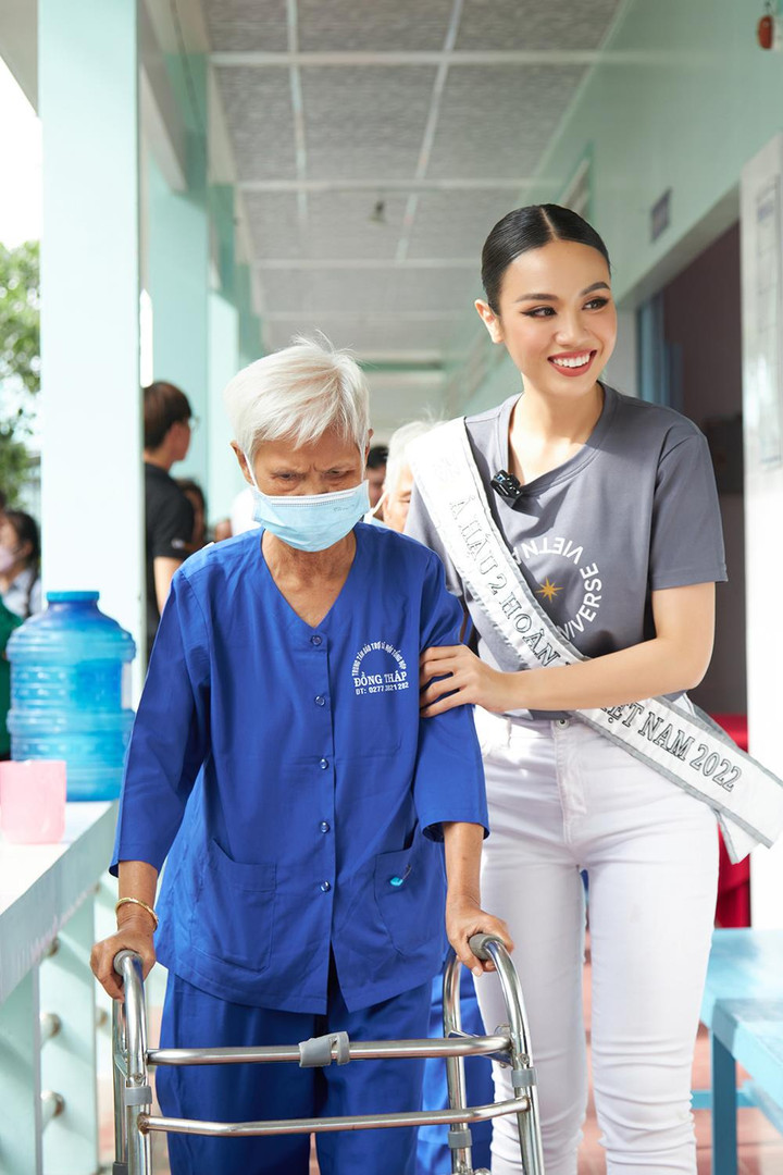 Á hậu Thuỷ Tiên được khán giả vây kín khi trở về quê nhà - 5