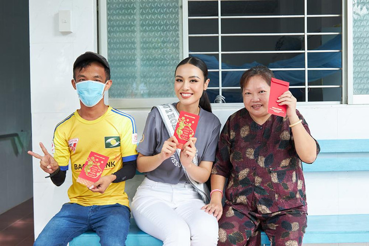 Á hậu Thuỷ Tiên được khán giả vây kín khi trở về quê nhà - 7