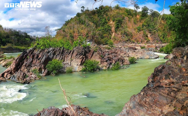 Ảnh: Khám phá vẻ đẹp hoang sơ của dải thác lụa giữa núi rừng Tây Nguyên - 5