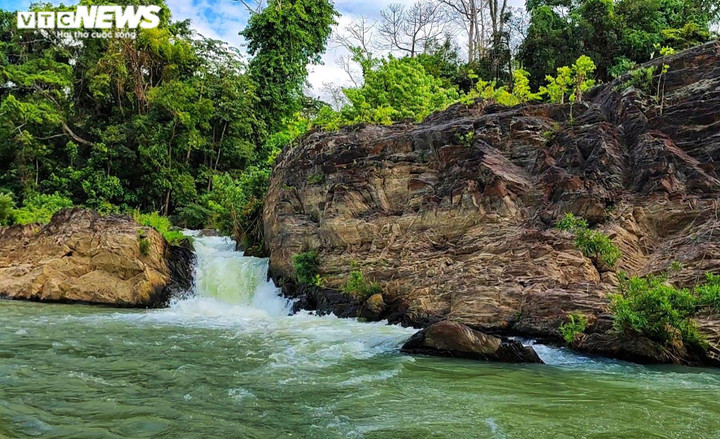 Ảnh: Khám phá vẻ đẹp hoang sơ của dải thác lụa giữa núi rừng Tây Nguyên - 6