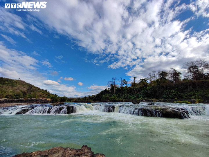 Ảnh: Khám phá vẻ đẹp hoang sơ của dải thác lụa giữa núi rừng Tây Nguyên - 1